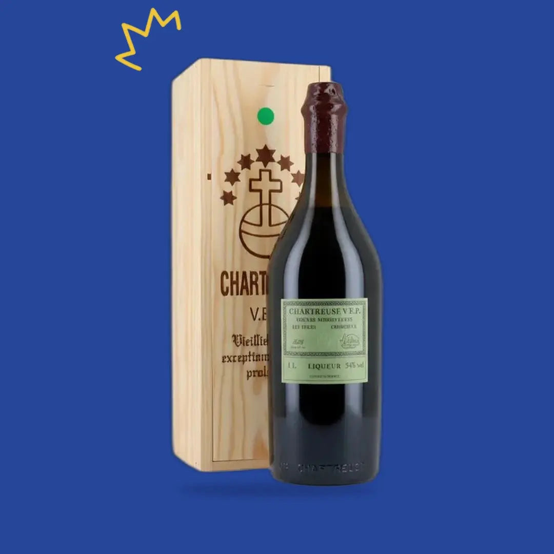 Chartreuse VEP Verte 1 L devant son coffret en bois